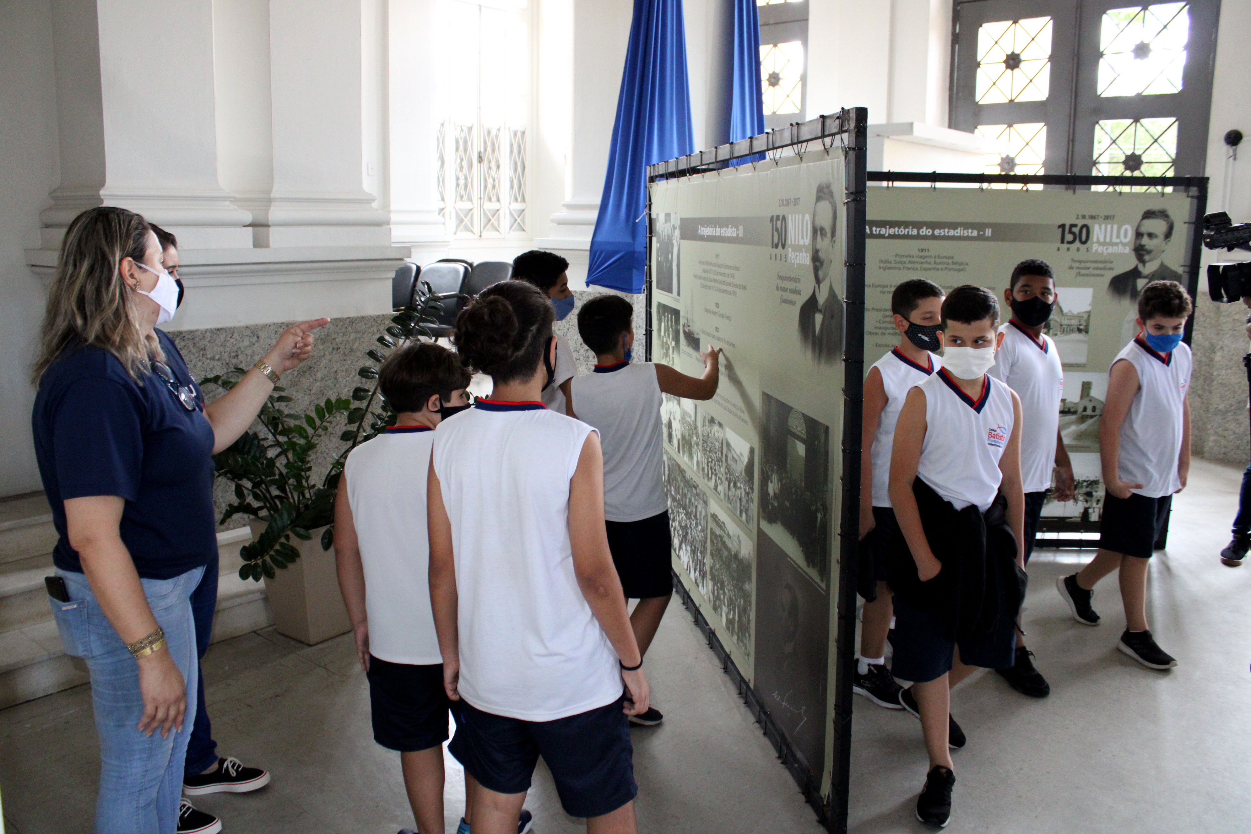 Estudantes visitam exposição e corredor histórico